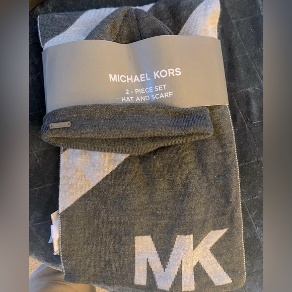 Michael Kors Beenie & Scarf set - Picture 2 of 2